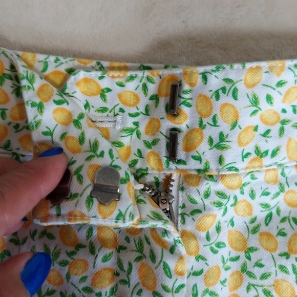 Lands End Lemon Print‎ Mid Rise Shorts - Picture 4 of 7